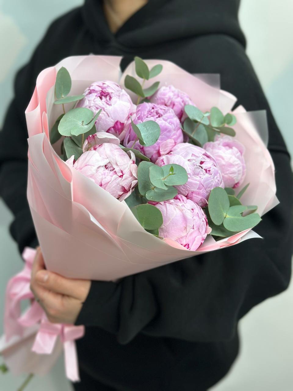 Букет из 7 пионов "Сара Бернар" с эвкалиптом в подарочной упаковке