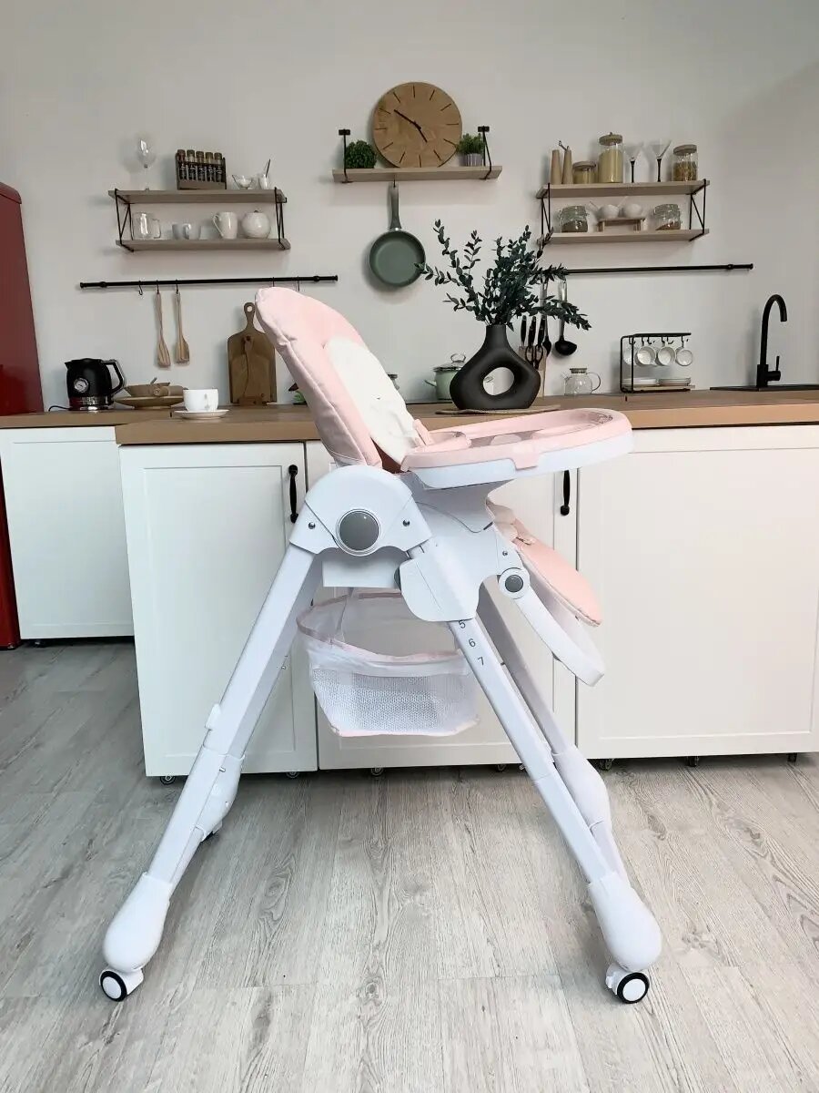Стульчик для кормления ребенка Bella Baby складной розовый на колесах с чехлом из экокожи — фото 1