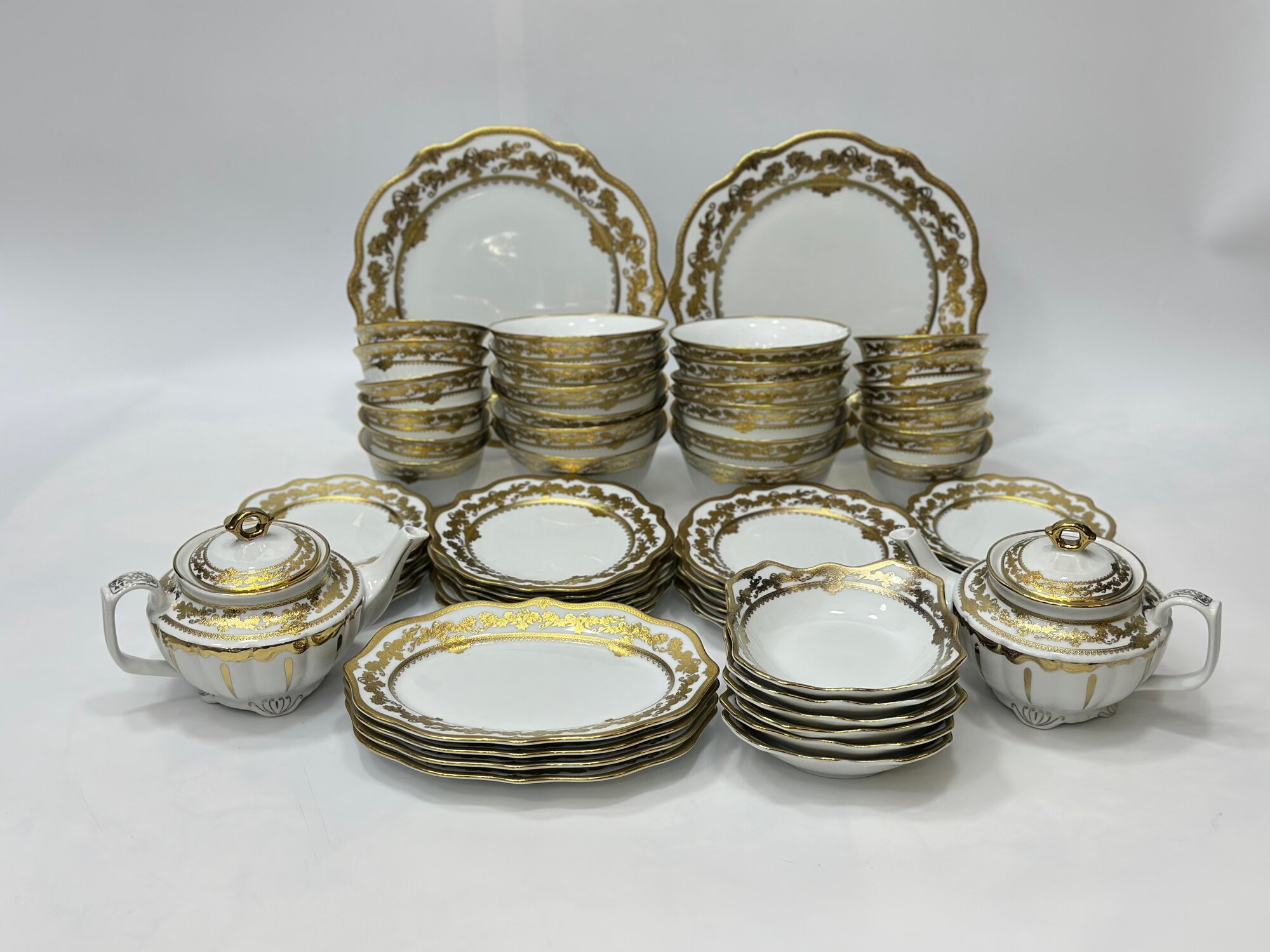 Фарфоровый набор столовой посуды, 62 предметов, на 12 персон