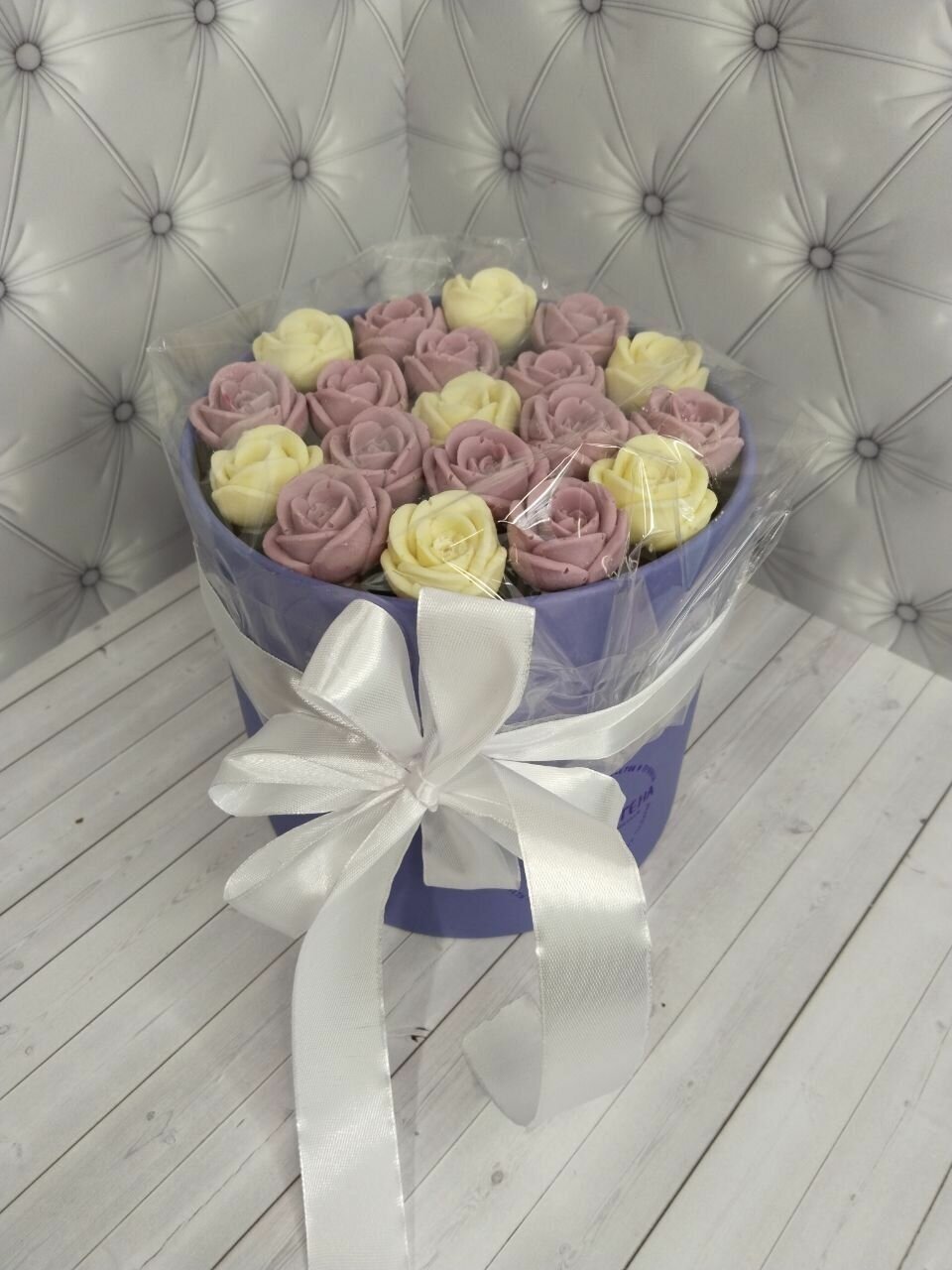 Букет из 19 шоколадных роз в шляпной коробке .Белые , сиреневые, фиолетовые розы в сиреневой упаковке. - фотография № 10