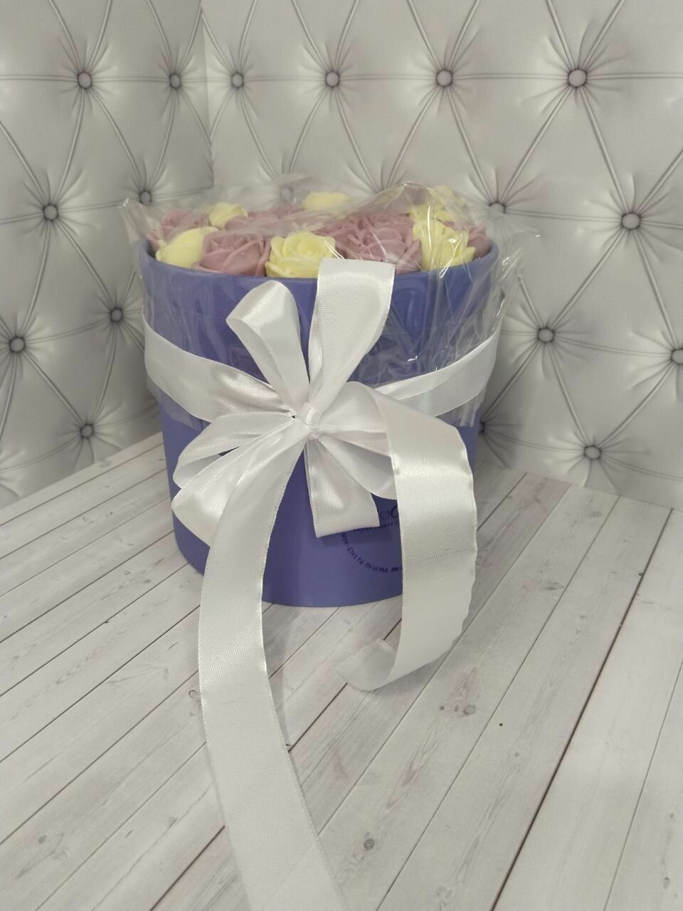 Букет из 19 шоколадных роз в шляпной коробке .Белые , сиреневые, фиолетовые розы в сиреневой упаковке. - фотография № 4