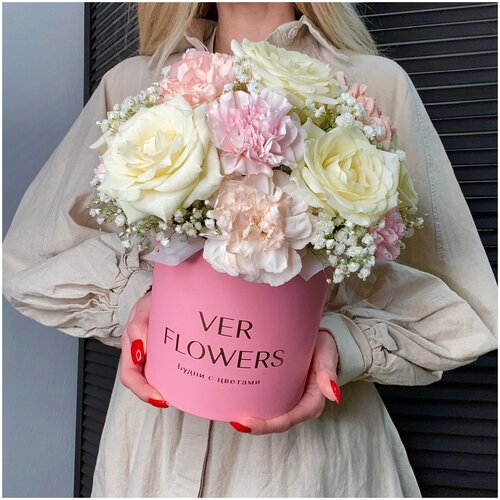 Розы с диантусами в шляпной коробке Ver. Flowers