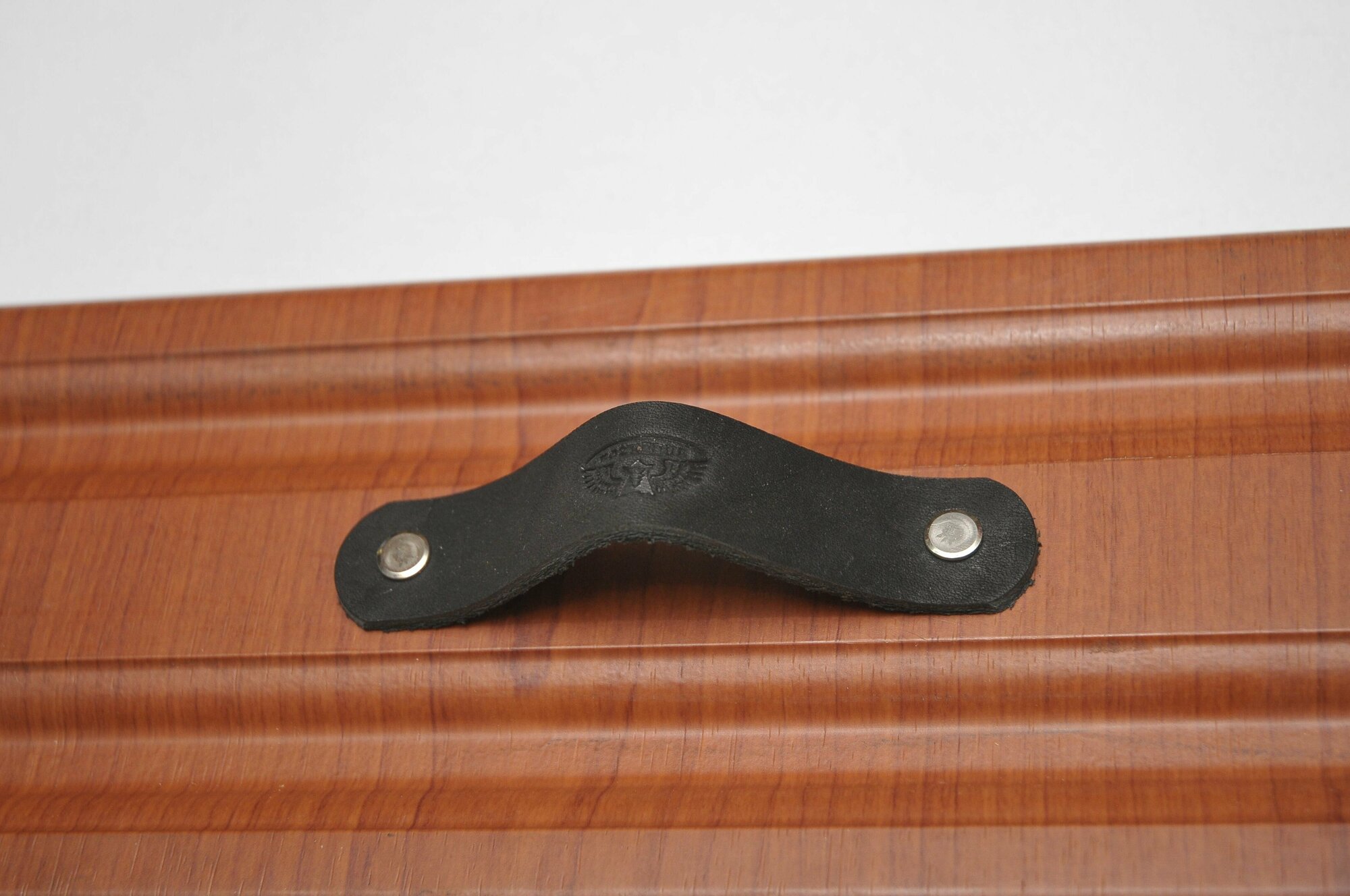 Ручка мебельная кожаная 128 мм черная с логотипом 16 шт/скоба/кожедуб - фотография № 2
