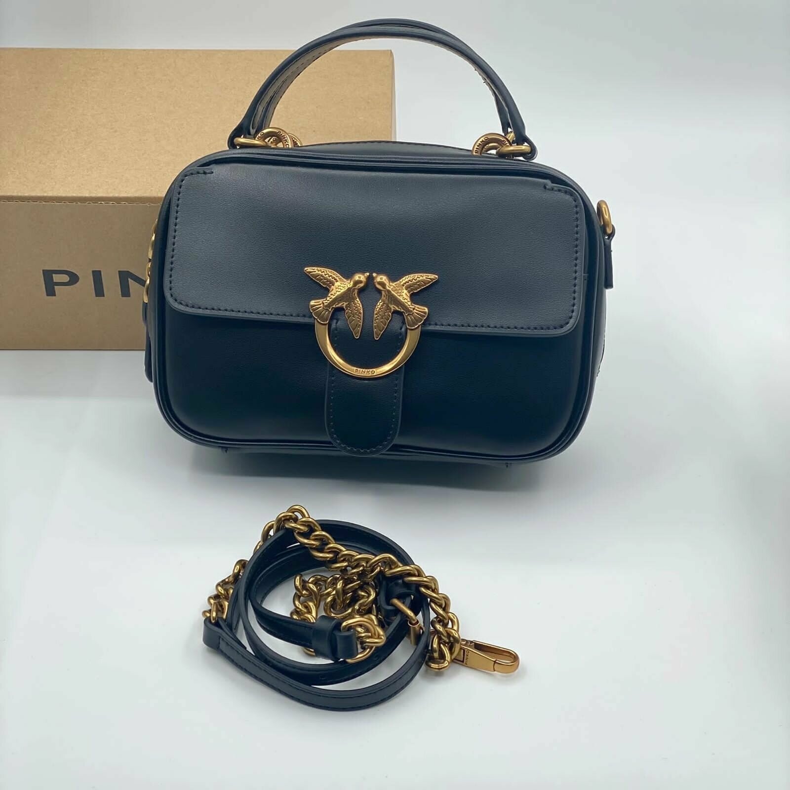 фото Мини-сумка из мягкой шелковистой кожи; черная