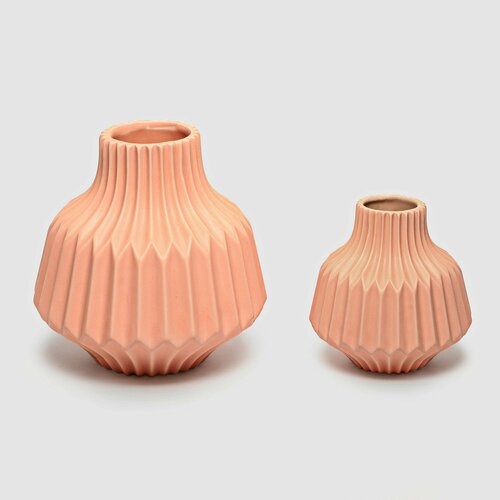 Ваза SA Ceramic граненая розовая 15х15х15 см 1769₽