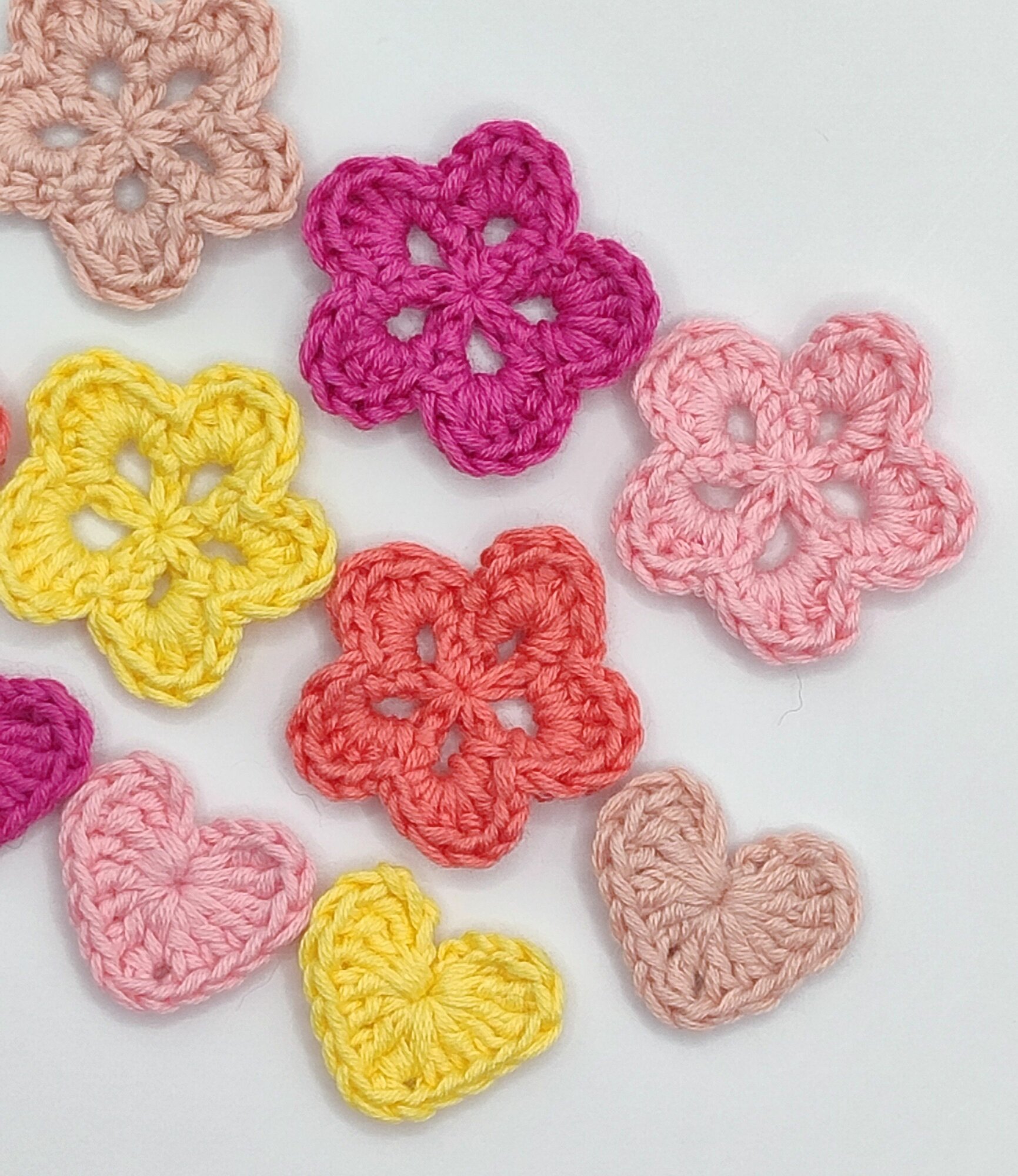 Декоративные элементы вязаные набор 10 штук цветки и сердечки