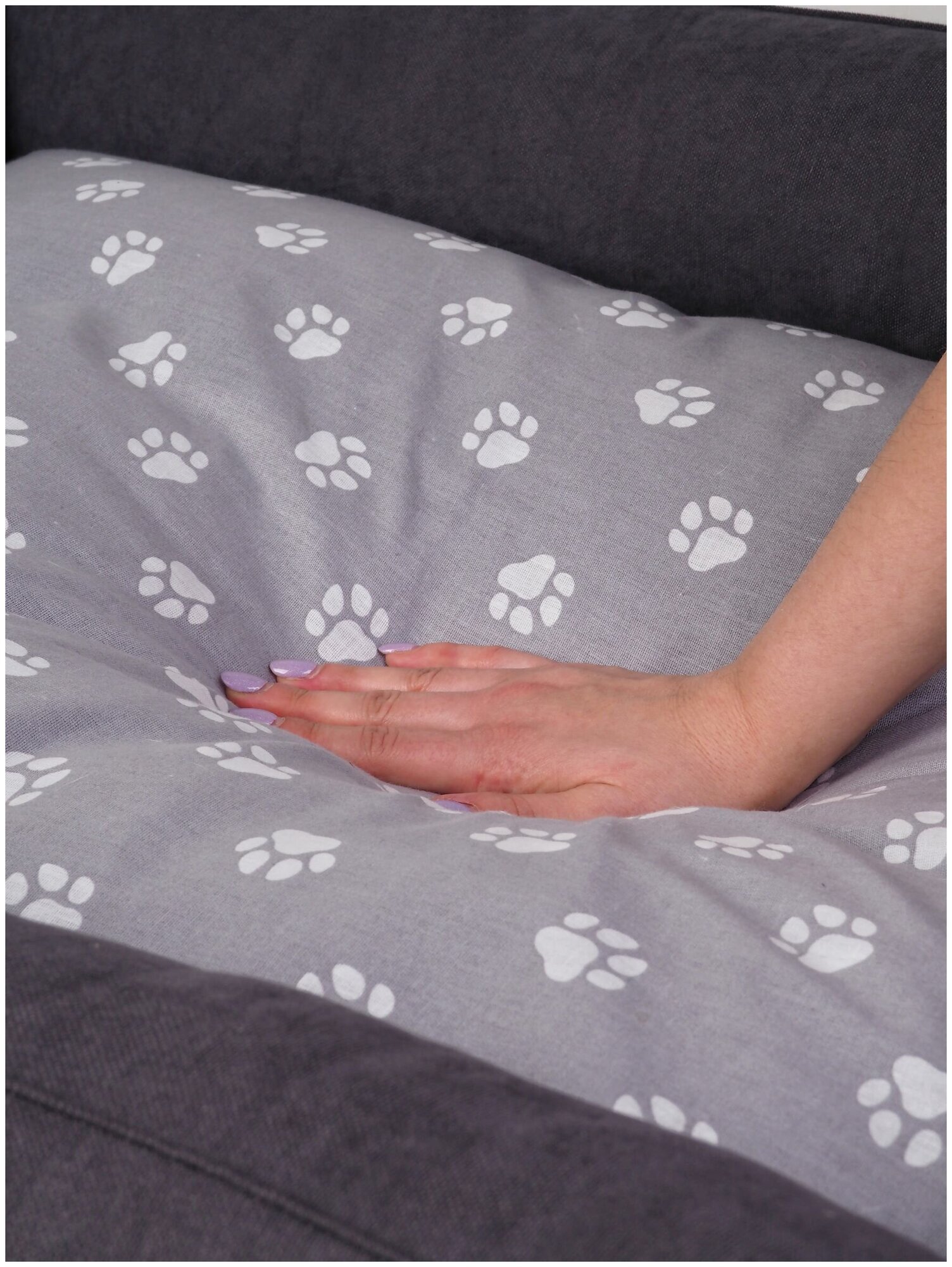 Лежанка-диван "Серые лапки" для собак и кошек со съемным чехлом, размер 70х50 - фотография № 5