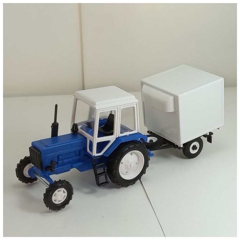 Масштабная модель "МОМ" Трактор МТЗ-82 с прицепом белая будка "Рефрижератор" (пластик) синий/белый, 1:43