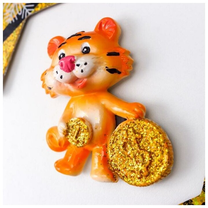 Магнит полистоун "Тигруша с золотыми монетками" микс 6х5 см - фотография № 3