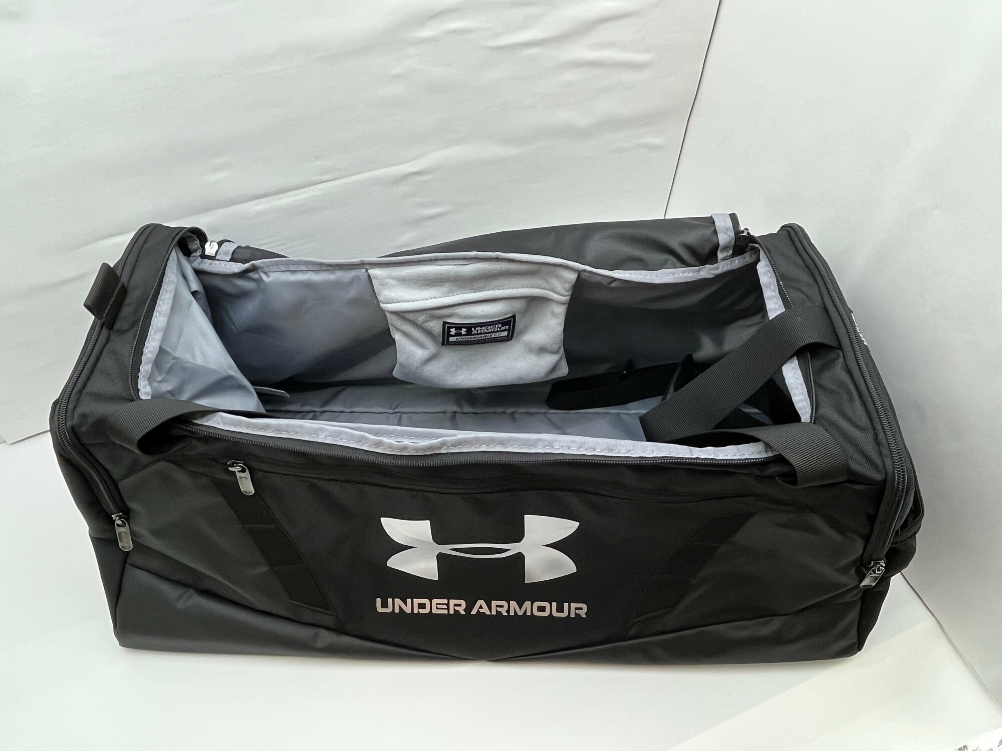 Сумка спортивная Under Armour 1369223-001, 60 л, 29х31, черный - фотография № 9