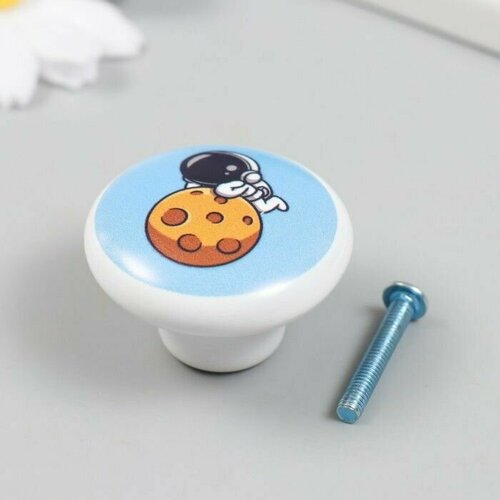 Ручка для шкатулки керамика металл Космонавт на метеорите 38х38 см 1 шт 780₽