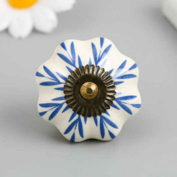 фото Ручка для шкатулки керамика, металл "Синие веточки" 4.2х4.2х6 см