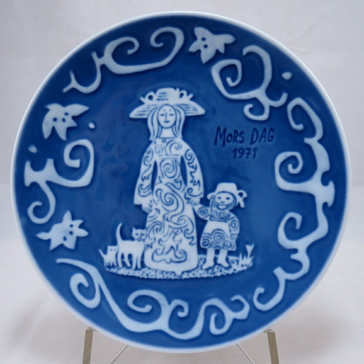 Декоративная тарелка Royal Copenhagen "День Матери: День матери 1971". Фарфор, деколь, подглазурная ручная роспись. Дания, 1971