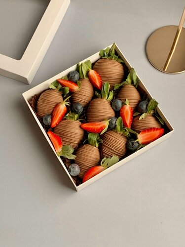 Изображение товара Подарочный набор "Клубника в шоколаде" с клубникой и голубикой