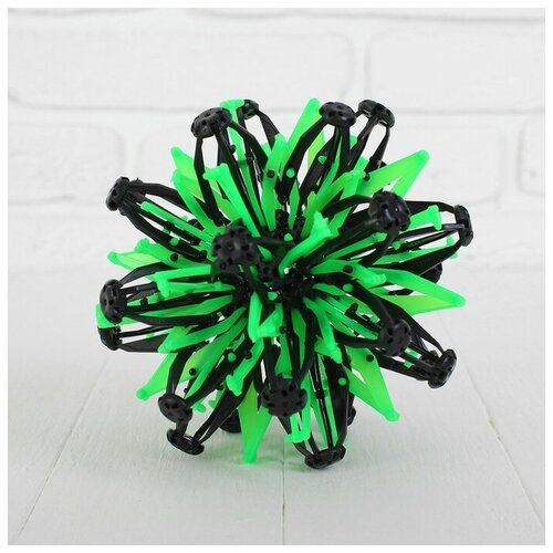 фото Мяч-трансформер «иголка», цвет зелёный qwen