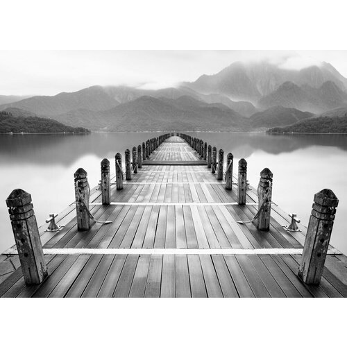 Моющиеся виниловые фотообои GrandPiK Пристань у озера и горы (черно-белое), 350х250 см