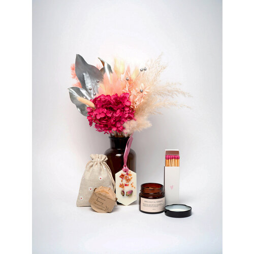 Премиум подарочный набор с букетом из сухоцветов и ароматической свечой подарочный набор французская кофейня с диффузором и ароматической свечой