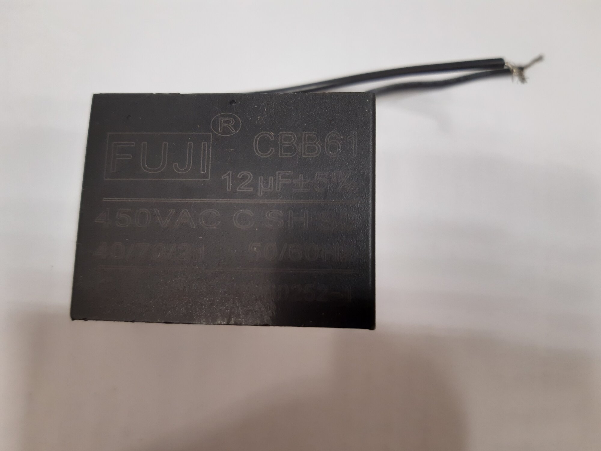 Пусковой конденсатор CBB61 12UF 450V FUJI, гибкие выводы, крепление на корпусе
