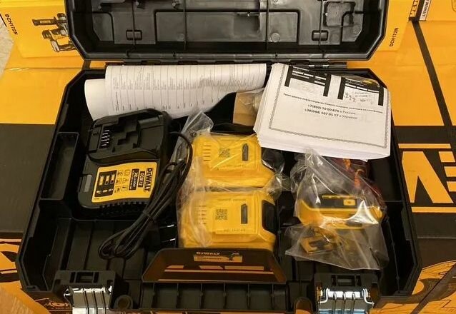 Аккумуляторный шуруповерт DeWalt DCD708D2T 18В — фото 1