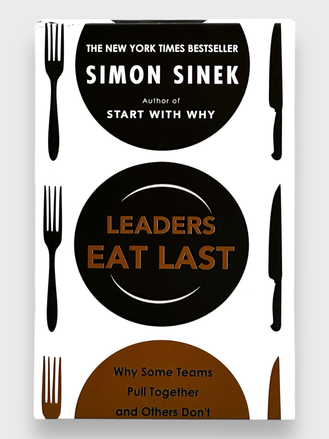 Книга Simon Sinek "Leaders Eat Last", твердый переплет, черно-белые иллюстрации, 288 стр