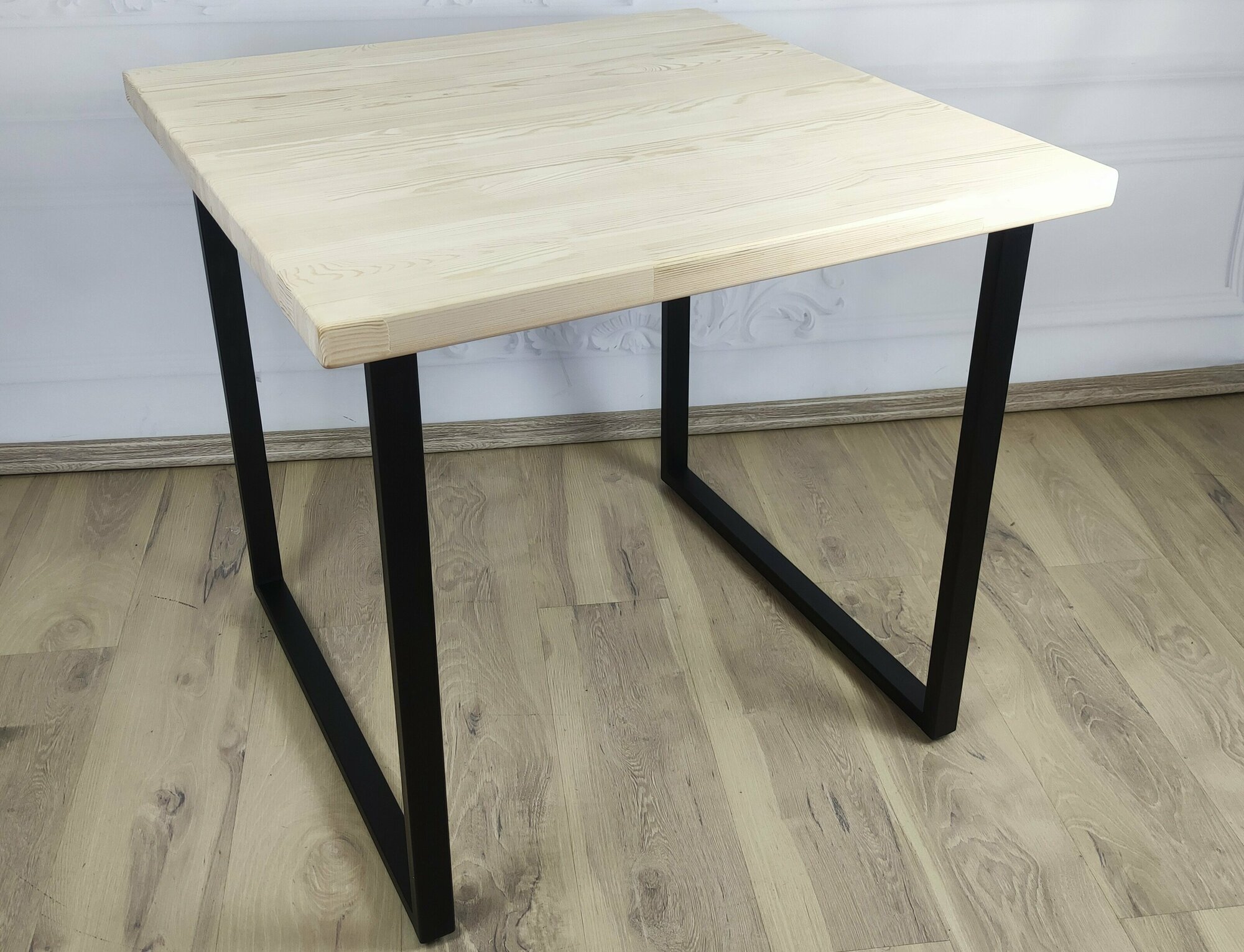 Стол кухонный Loft с квадратной столешницей без покрытия из массива сосны 40 мм и черными металлическими ножками, 75х75х75 см