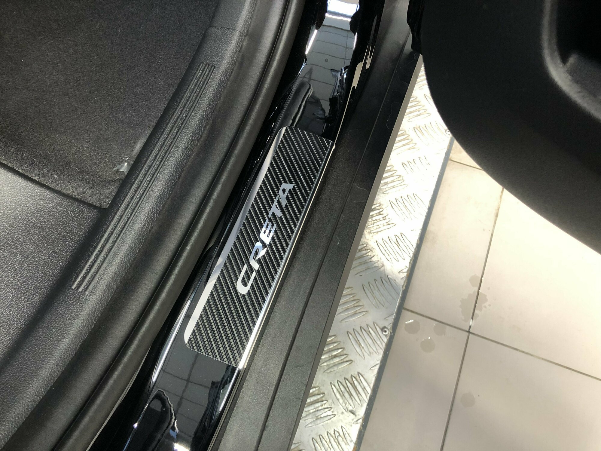 Накладки на пороги из нержавеющей стали+карбон для Hyundai Creta (2021-н. в.) комплект 4 шт. — фото 7