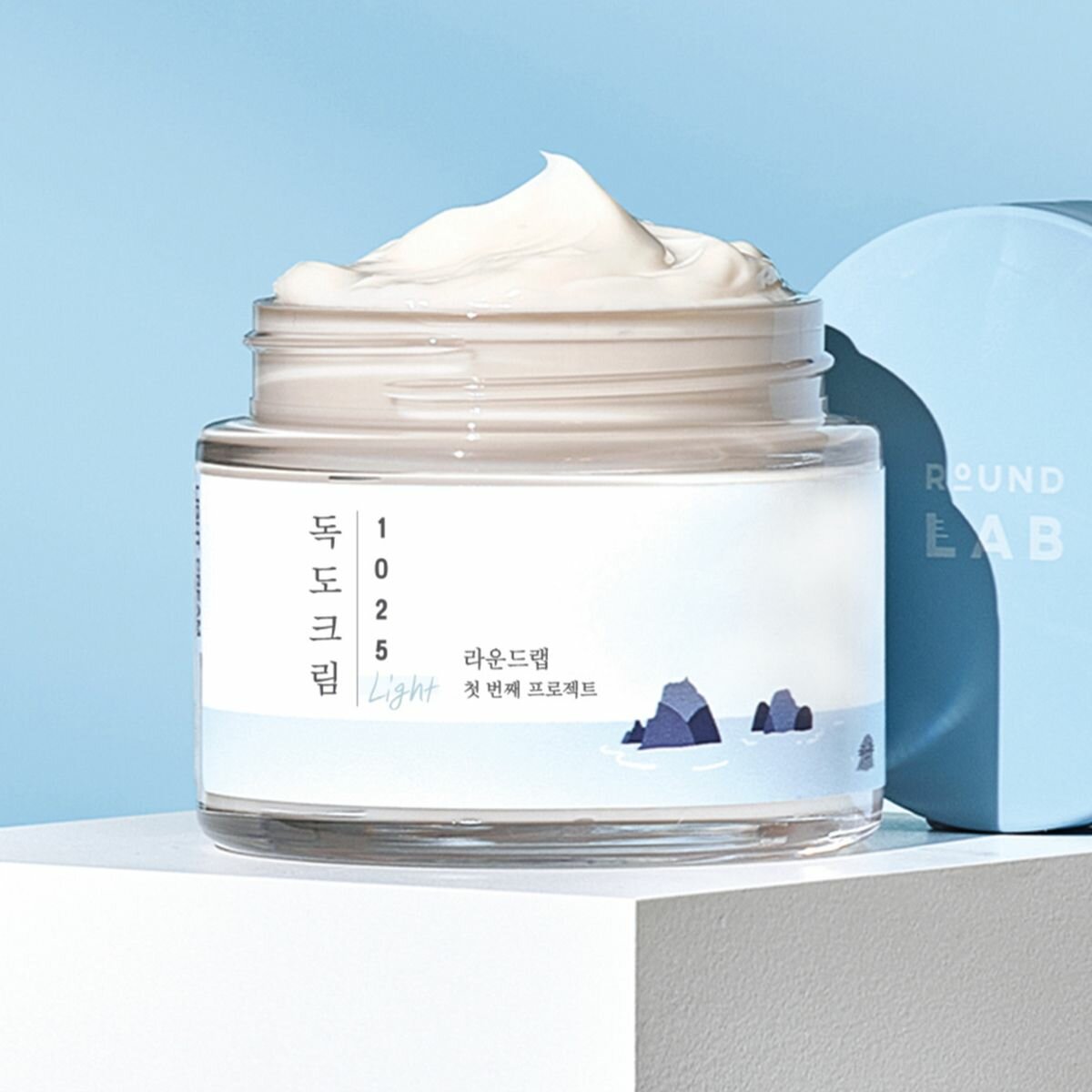 Лёгкий увлажняющий крем с комплексом минералов Round Lab 1025 Dokdo Light Cream