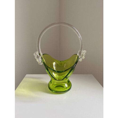 Ваза для фруктов/, конфетница с ручкой. Цветное, Зеленое стекло! СССР, Чехословакия! Состояние! Высота 22,5 см. Длина 17,5 см.