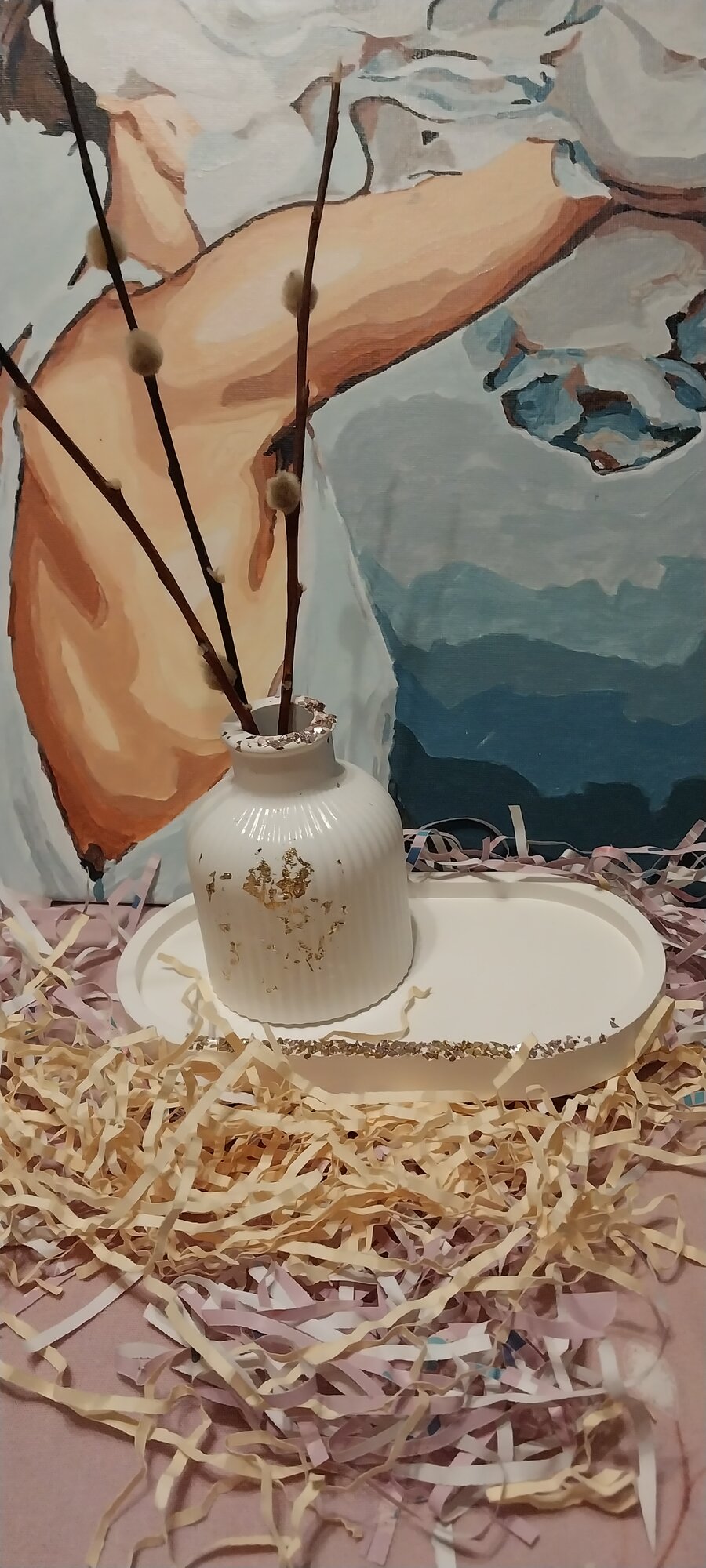 Гипсовая ваза с цветными камнями