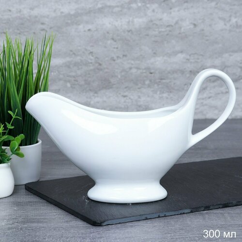 Соусник фарфоровый GALEONTRADE 285мл с носиком и ручкой цвет белый 500₽