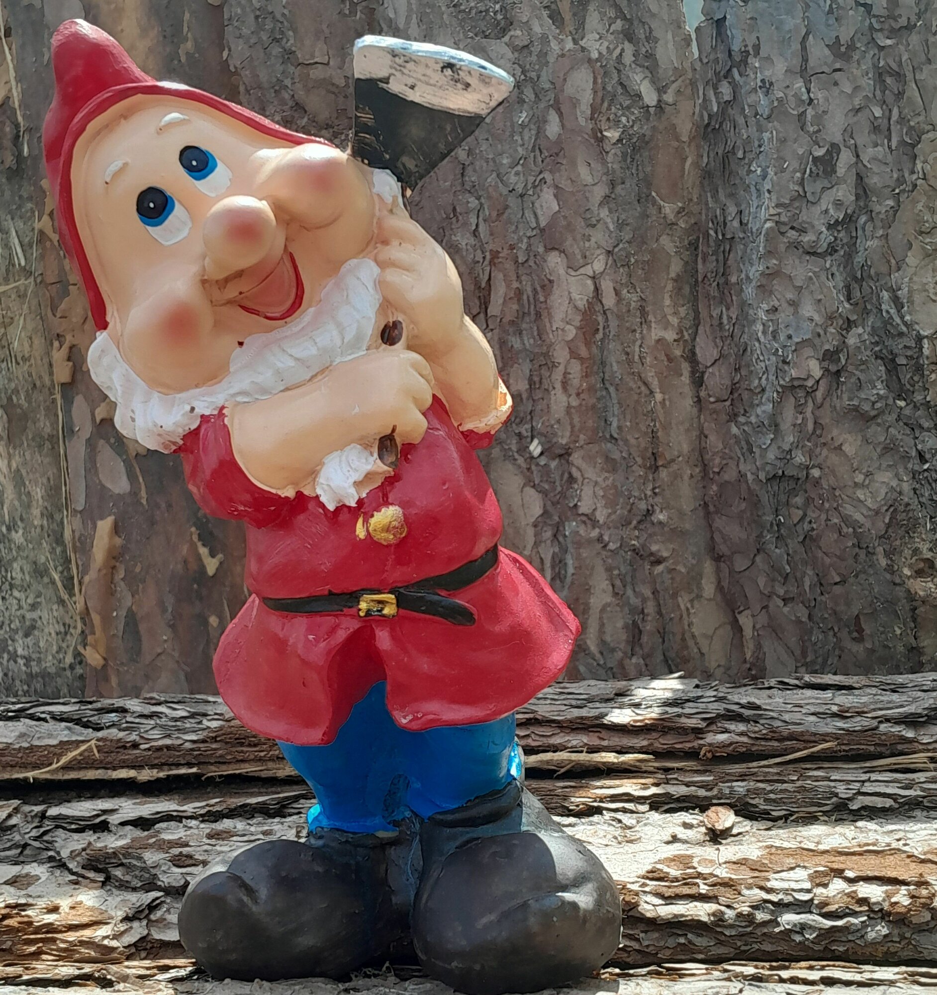 фото Фигура садовая Гном с мотыгой красный