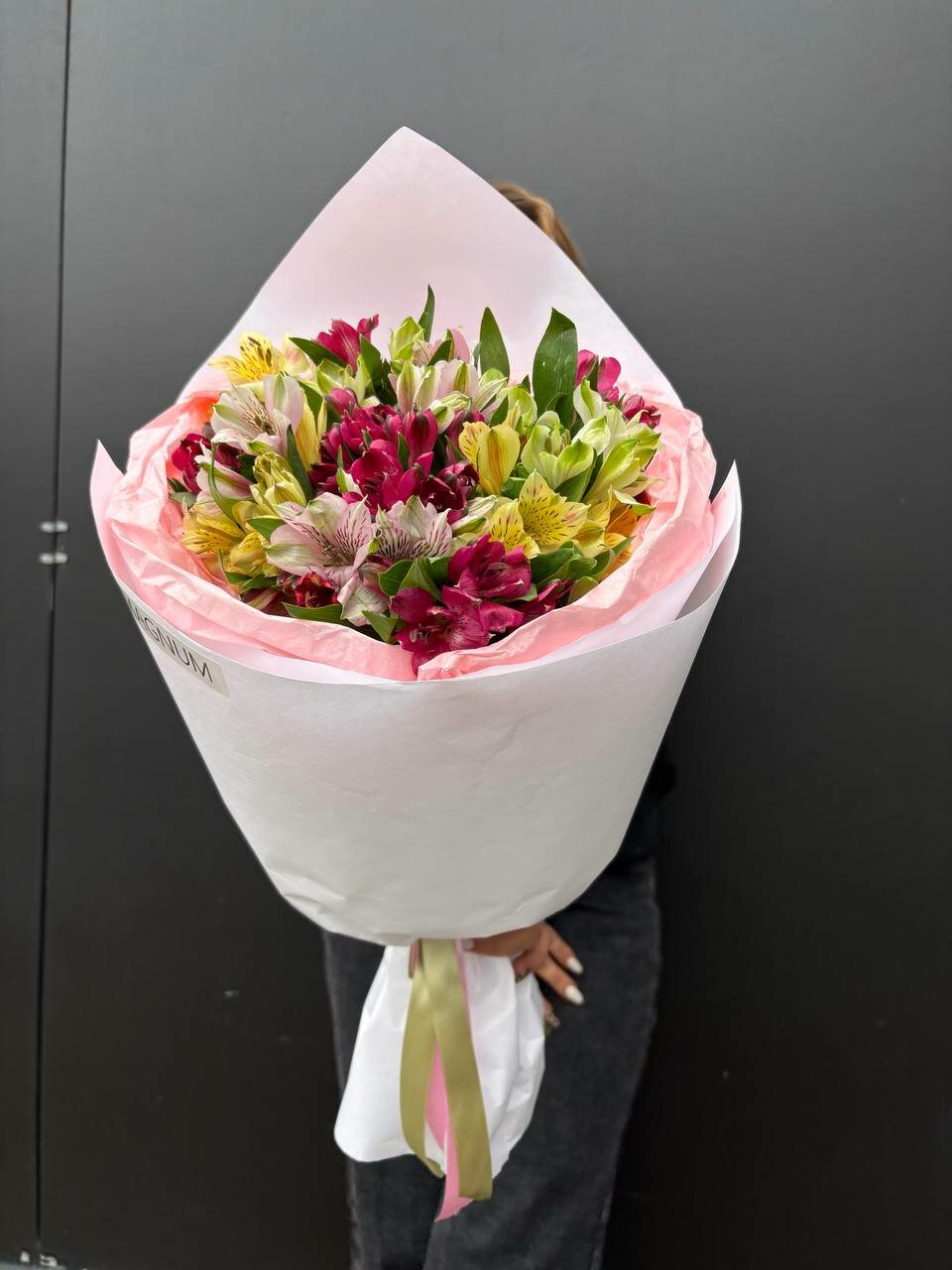 Букет Story Flowers "Альстра" альстромерия 19 штук в упаковке