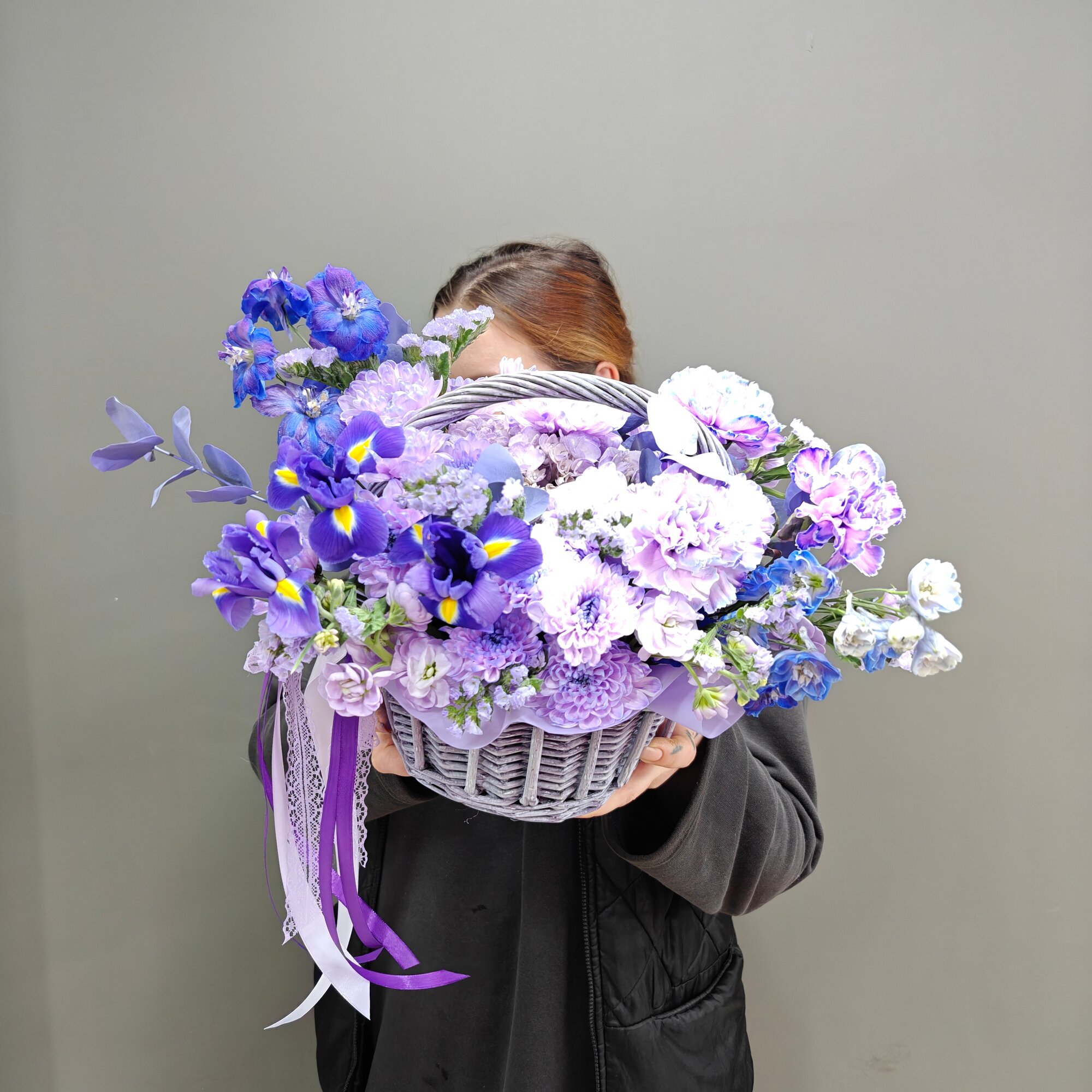 Композиция в корзине Цветочный ЛЕС С ирисом дельфиниум Ты просто космос 30см пленка Сиреневый