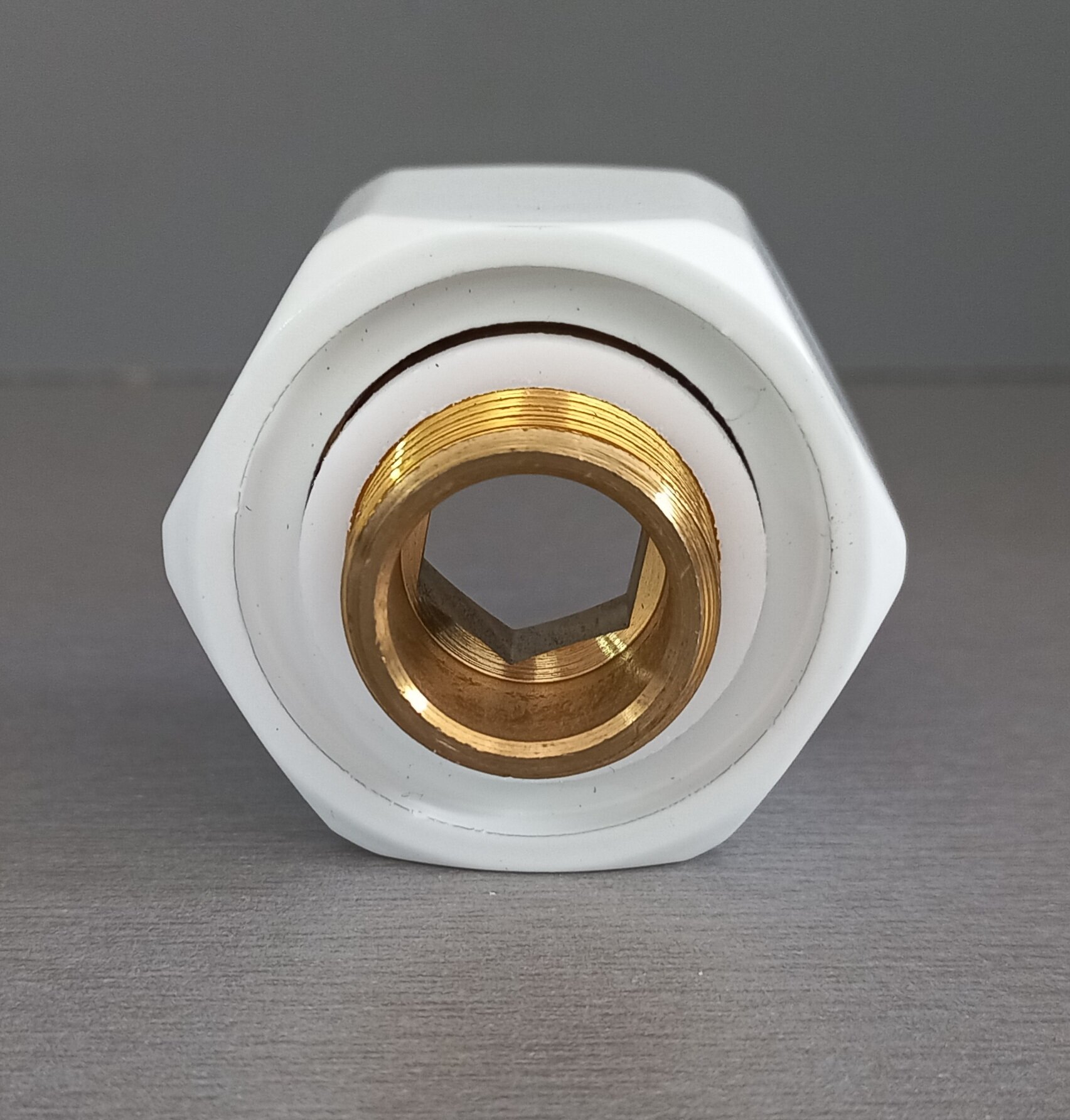 фото Фланец с накидной гайкой для полотенцесушителя гайка / штуцер1x3/4/Материал Латунь/Цвет Белый/Фирма GRANDLUXEGARANT