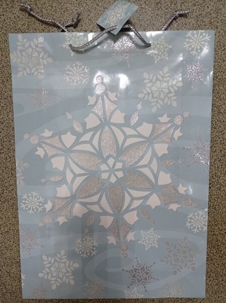Пакет подарочный бумажный ламинированный 33х46х12см новогодний снежинка серебряная