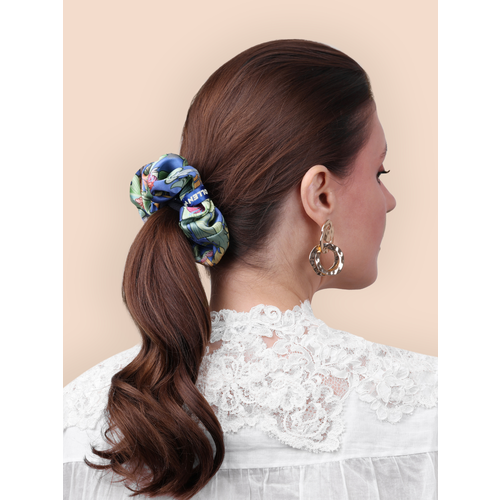 Широкая шелковая резинка для волос Рассвет в васильково-синем цвете от Mollen