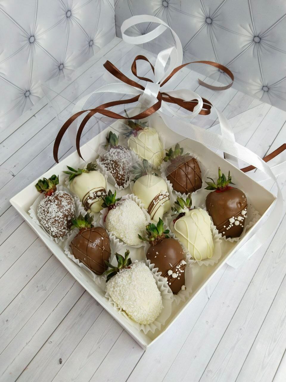 Клубника в шоколаде "Ажур" подарочный набор из 12-16 ягод