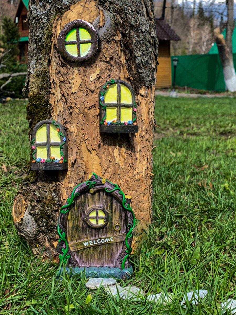 фото Дверка для гномов эльфов фей на дерево на пень