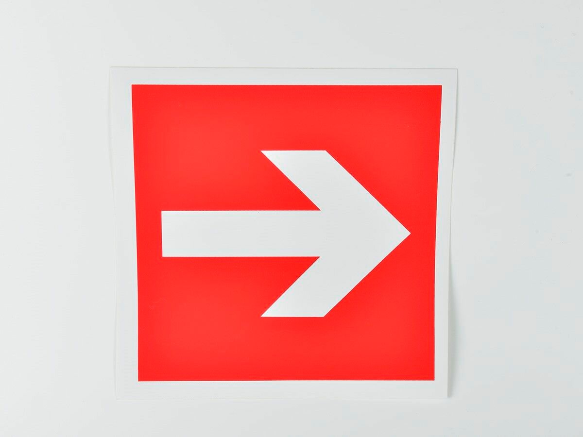 Пожарный знак F01-01 Направляющая стрелк' 200х200 мм