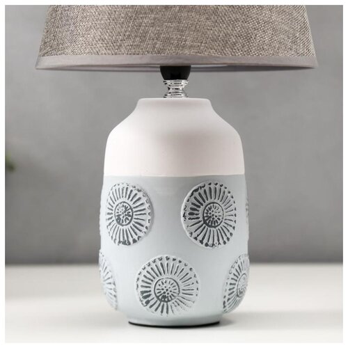 фото Лампа настольная risalux е14, 40 вт, бело-серый, 22,5*22,5*37 см