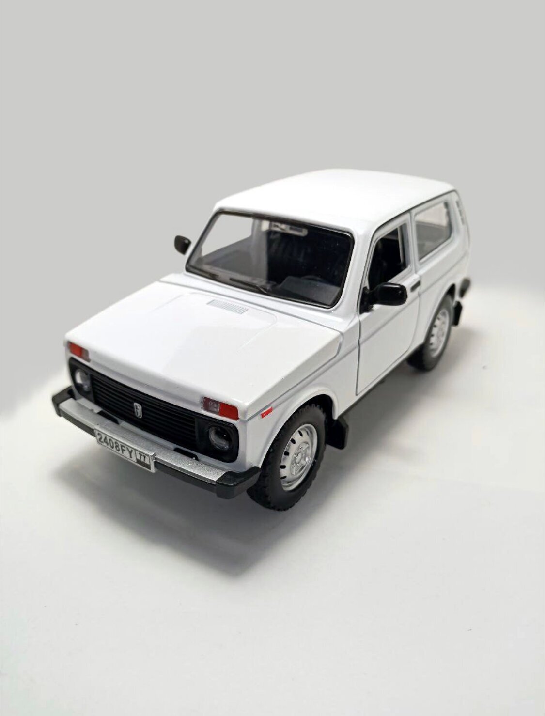 Машинка металлическая коллекционная нива "LADA 4x4"