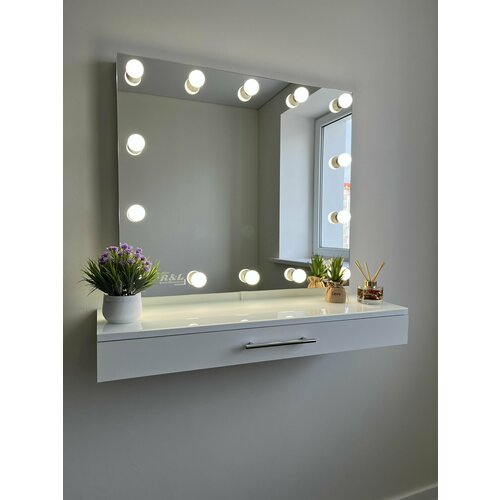 Туалетный столик с зеркалом