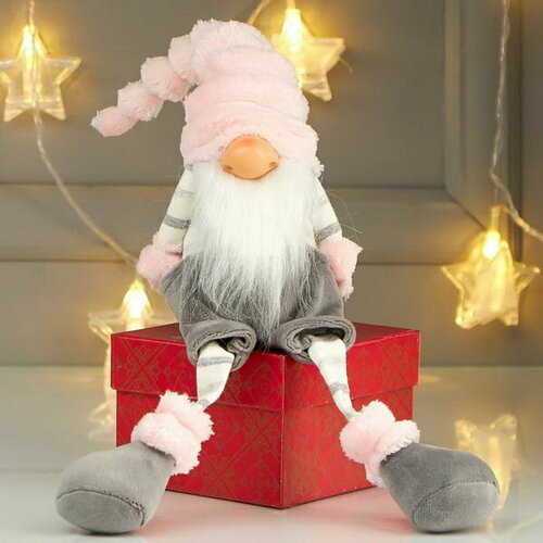 Кукла интерьерная Дедушка в сером комбинезоне и розовом колпаке 39х17х11 см адвент календарь дед мороз 28 9 х 39 2 см новый год подарок