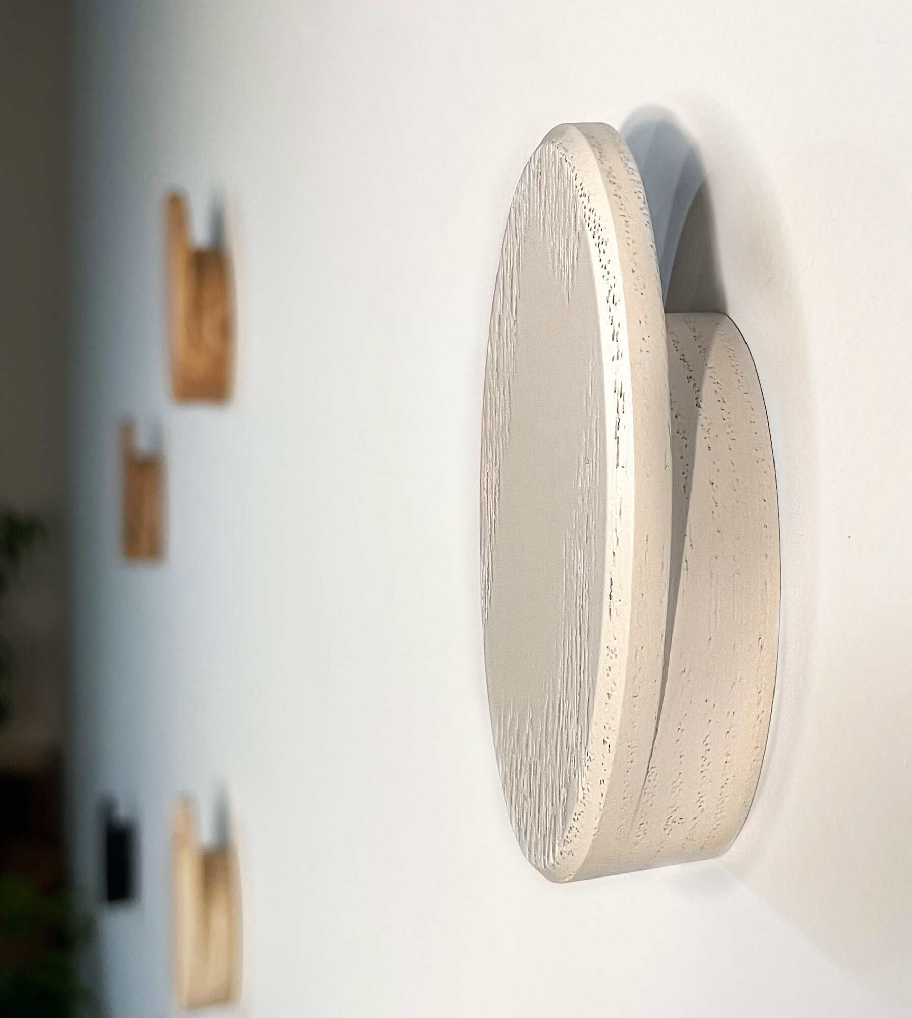 фото Крючок настенный/EPSOLO/натуральное дерево/надежное крепление/4 цвета/1 ШТ/для прихожей/для ванной/для кухни