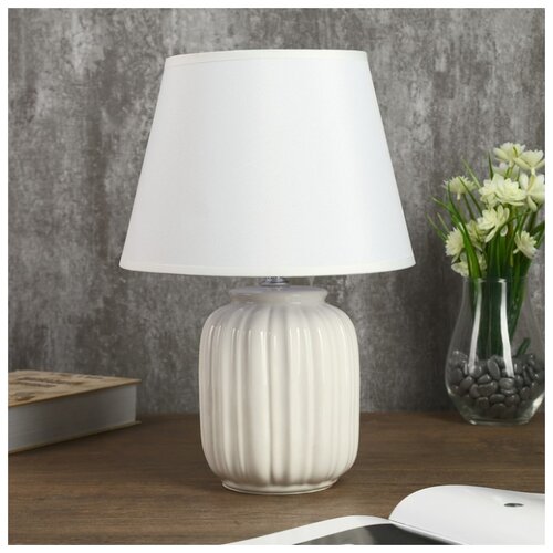 фото Лампа настольная "астория" 1хе14 40вт белый 22х22х33 см risalux