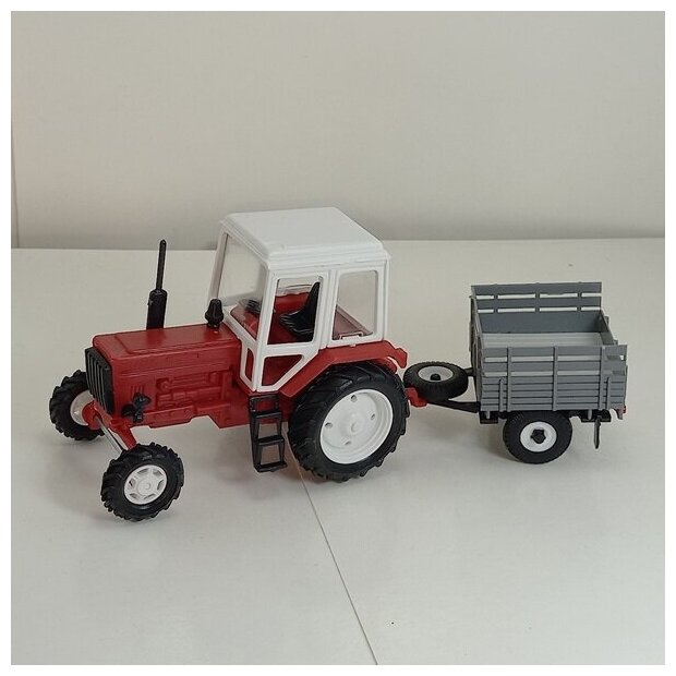 Масштабная модель "МОМ" Трактор МТЗ-82 с прицепом сельхозник без тента (пластик) красный/белый, 1:43