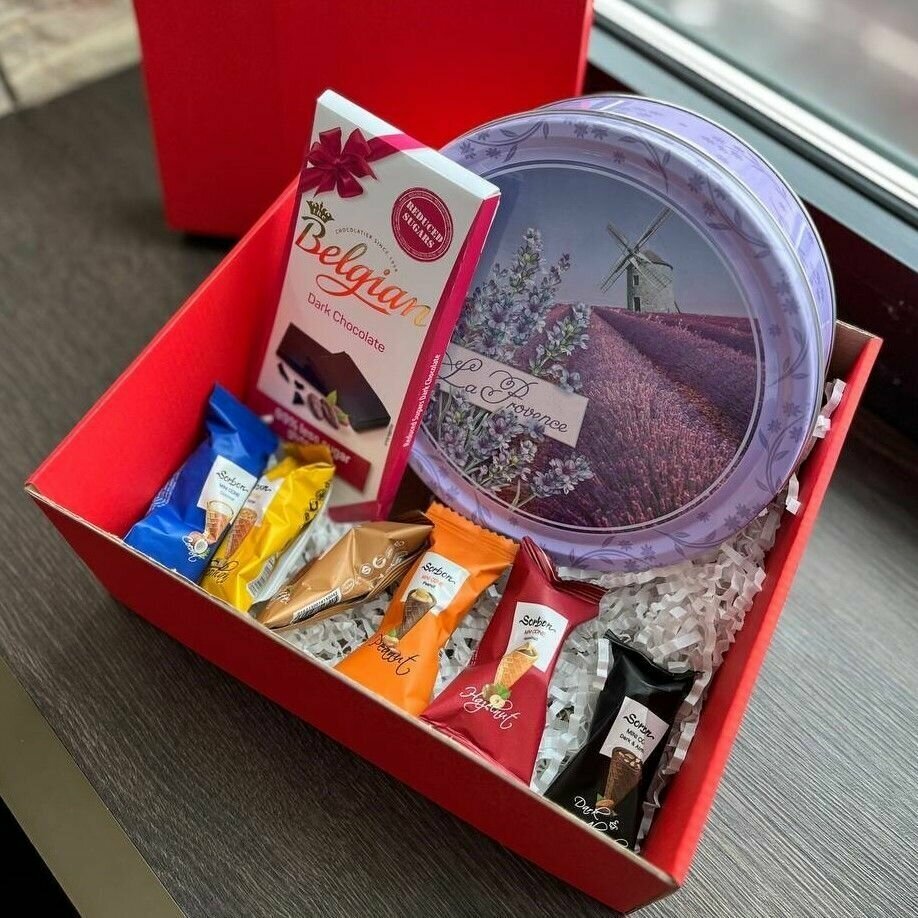 Подарочный набор сладостей из печенья, шоколада и мини-рожков в подарочной упаковке - фотография № 1