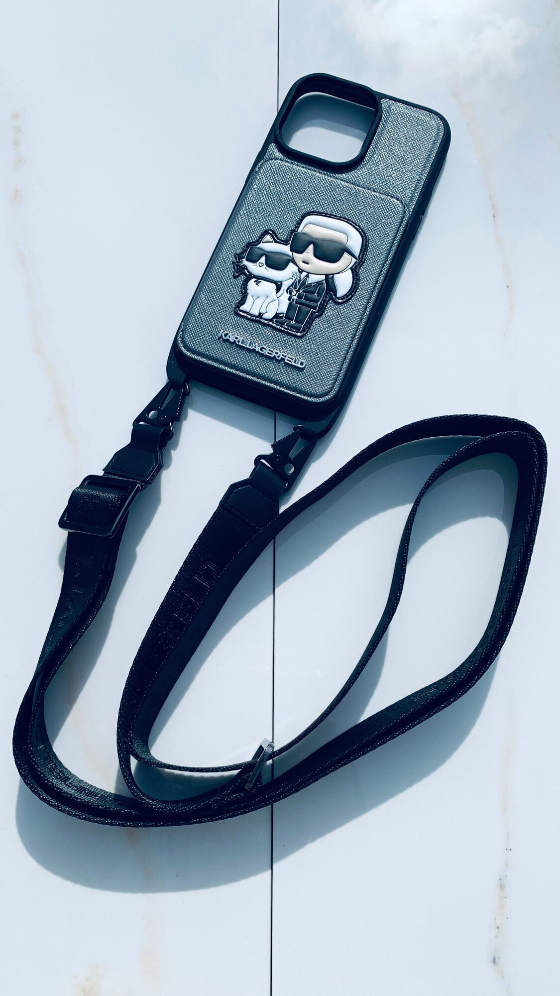 Lagerfeld для iPhone 13 Pro Max чехол Crossbody cardslot PU Saffiano NFT Karl&Choupette Hard Silver