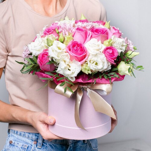 Цветы живые букет из роз диантуса и лизиантуса в коробке 
