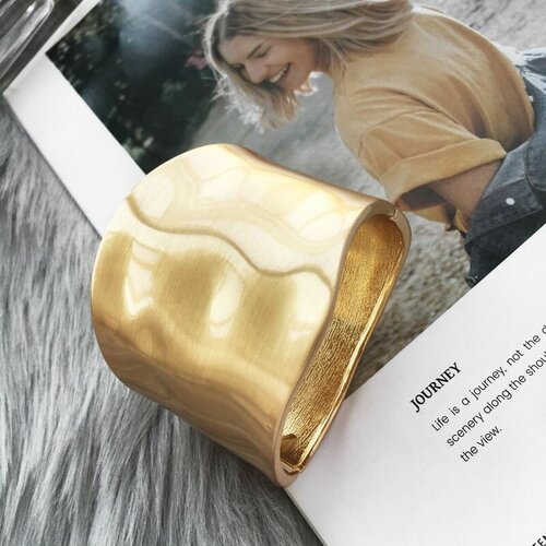 Жесткий браслет 1 шт размер one size диаметр 6 см золотой 1013₽